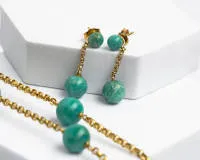 Kette und Paar Ohrstecker, 18kt Gelbgold, 18 Amazonitkugeln, ø ca. 6 mm, 9 mm und 10.5 mm, ca. 63 cm lang