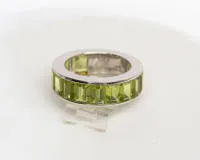 Half-memory ring, 18kt witgoud, 14 peridoten ca. 9,57 ct, ca. 8,4 g, RM 59