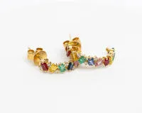 Paire de demi-créoles, or jaune 18 carats, 16 petits brillants total env. 0,16 ct, env. w/si, 14 saphirs colorés total 1,30 ct, 4 émeraudes, env. 0,20 ct, env. 3,66 g