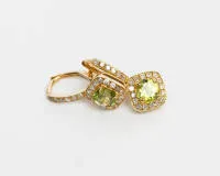 Pair of drop earrings, 18kt yellow gold, two peridots approx. 1.14 ct, 44 small brilliants total approx. 0.47 ct, approx. tw/si, approx. 2.45 g