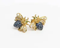 Pair of stud earrings, 18kt yellow gold, 38 brilliants total approx. 0.30 ct, approx. w/si, 52 blue and yellow sapphires total approx. 0.60 ct, 4 tsavorites approx. 0.02 ct, total approx. 3.8 g