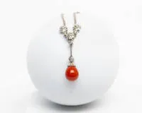 Collier, or blanc 18 carats, 43 brillants env. 0,76 ct au total, env. w/si, corail de Sardaigne, env. 12 x 10 mm, env. 7,4 g, env. 40,5 cm de long