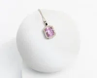 Anhänger an Kette, 18kt Weißgold, 30 Brillanten zus. ca. 0.15 ct., etwa tw/si, Kunzit ca. 3.97 ct., ca. 3.8 g, ca. 42 cm und 45 cm lang