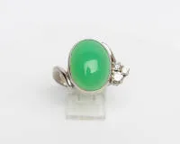 Pierścień, złoto białe 14k, kaboszon chryzopraz ok. 8,0 ct, trzy brylanty łącznie ok. 0,30 ct, ok. 7,6 g, rozmiar 54