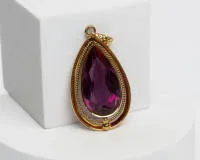 Anhänger, 18kt Gelbgold, violetter Farbstein, Tropfenform, ca. 15.0 g, 50 x 25 mm