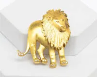 Lion brooch, 18kt yellow gold, 13 small diamonds, two colored diamonds as eyes, approx. 24.3 g