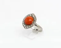 Ring, 14kt Weißgold, Korallcabochon, Brillanten ca. 0.60 ct., 6.3 g, RM 57.5