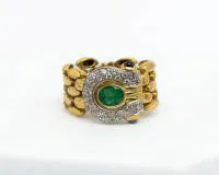 Pierścień, złoto żółte 18 ct, szmaragd ok. 0,50 ct, diamenty łącznie ok. 0,73 ct, dwa kaboszony szafirowe łącznie ok. 0,20 ct, ok. 9,6 g, rozmiar 53