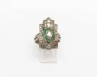 Art-Déco-Ring, 14kt Weißgold, Diamanttropfen ca. 0.50 ct., 14 kleine Smaragde, kleine Diamanten und Diamantrosen, ca. 7.0 g, RM 49.5, drei kleine Diamanten fehlen