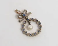 Pendant, Belle Époque, 18kt yellow gold/platinum 950, approx. 71 small diamond roses, 13 sapphires, small pearl, approx. 4.0 g