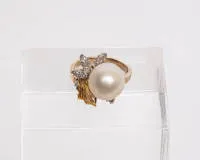 Bague, or jaune 18 carats, 5 diamants baguettes, diamants ronds, perle ø env. 13 mm, env. 6,6 g, RM 49
