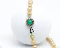 Collier de perles, fermoir or blanc, chrysoprase, diamants, perles ø env. 7.5 mm, env. 46 cm