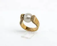 Ring, 18kt Gelbgold, 1 Perle ø ca. 11.5 mm, 34 Brillanten zus. ca. 0.50 ct., ca. 13.8 g, RM 58.
