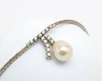 Collier, or blanc 14 carats, 16 brillants env. 0,30 ct, perle env. 12 x 11 mm, env. 21 g, env. 42 cm
