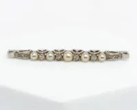 Broszka prętowa, styl Art Deco, białe złoto 18kt, 4 brylanty, 4 perły, małe różyczki diamentowe, ok. 7.6 g, dł. ok. 60 mm