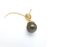 Wisiorek z perłą, perła Tahiti 13 mm, żółte złoto 18kt, brylanty łącznie ok. 0.11 ct, ok. w/si, na łańcuszku z żółtego złota 9kt