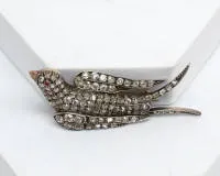 Broszka jaskółka, prawdopodobnie Rosja, złoto białe 14k, srebro, diamenty starego szlifu, kaboszon rubinowy jako oko, ok. 13,3 g, brak jednego kamienia