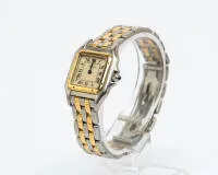 Cartier Panthère, Damenuhr, Ref. 1057917C, Schweiz, um 1993, Gehäusenummer 030110, Edelstahlgehäuse mit verschraubter Lünette aus 18kt Gelbgold, Krone mit Saphircabochon, cremefarbenes Zifferblatt mit römischen Indizes und gebläuten Zeigern, org....