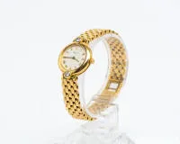 Chopard, zegarek damski, złoto żółte 18kt, okrągła koperta z białą tarczą i rzymskimi indeksami ze złota, sygnatura "Chopard / Geneve / SWISS MADE", bezel przy godzinie "12" i "6" z po jednym brylancie ok. 0.15 ct., przykręcany...