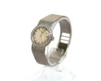 Chopard, Damenarmbanduhr, 18kt Weißgold, rundes Gehäuse mit Brillantlünette um weißes Zifferblatt mit Strichindizes und Signatur "L.U. Chopard / Geneve / Swiss", Lünette mit 32 Brillanten zus. ca. 1.0 ct., verlötetes feines Gliederarmband,...