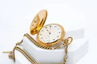 Savonette, Schweiz, um 1910, 14kt Gelbgold, glattes Gehäuse, mit Uhrenkette, weiß emailliertes Zifferblatt mit arabischen Stunden und kleiner Sekunde über der "6", goldene Zeiger, der vordere Deckel num. 875, der rückseitige Deckel sowie das Werk num....
