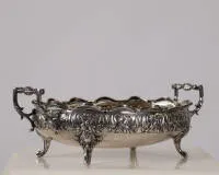 Patera lub misa z uchwytami, srebro 800, Wilhelm Binder, owalny wygięty korpus z dwoma uchwytami i floralną ornamentyką, 10 x 28,5 x 18,5 cm, ok. 385 g