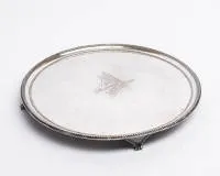 Rundes Tablett, George IV., London, 1826, Silber 925, Meistermarke IA (?), runder Spiegel mit zentral graviertem Keilerhaupt eingefasst von einem umlaufenden Perlrand, auf vier volutierenden Füßen, ø 33.5 cm, ca. 1.091 g