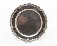 Grote Dresdner zilveren schotel, Johann Benjamin Langenwagen (Langwagen), Dresden, ca. 1741 - 1765, 12-loods zilver, Dresdner keur, meesterteken IB/LW, tremolieerstreek, ø 32 cm handgedreven en meervoudig geprofileerd, vijfvoudig ingetrokken rand, jaarletter waarschijnlijk "L" (?), ø 32 cm, ca. 994 g, keurmerk wat weggewerkt, vgl. Rosenberg nr. 1671