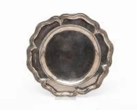 Barocker Silberteller, wohl 18. Jh., ungemarkt, unterseitig geritztes Signet "PIA" oder "PLA", ø 24.5 cm, ca. 380 g, Löt- und Reparaturstellen.