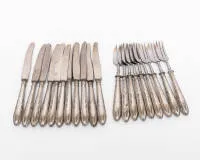 Dessert- oder Obstbesteck, die Griffe je monogrammiert "HP" und in Silber 800, 9 Gabeln und 11 Messer, Gesamtgewicht 668 g inkl. Stahlelemente, teils gedellt