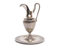 Silberne Schenkkanne mit Unterteller, Silber 833, Portugal, klassizistische Formensprache mit Kanneluren, gemarkt "PRATA 833", Höhe der Kanne 29,5 cm, Durchmesser des Tellers Ø 24 cm, Gesamtgewicht 1.007 g