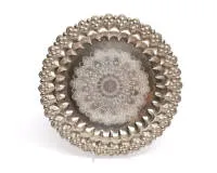 Runde Silberplatte, Silber 835, Richard Nagel, Bad Tölz, Handarbeit, passige Fahne, mit vegetabilem Spitzendekor, ca. 1.265 g