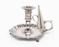 Chamber candlestick with extinguisher, George III, London, 1763/1764, maker's mark JC, sterling silver, shaped and footed tray with side handle and rocaille decor, candle holder on baluster stem, pointed extinguisher, H. approx. 10.5 cm, approx. 415 g