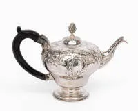 Théière en argent, Londres, fin 18e/début 19e siècle, argent sterling, corps bombé sur pied rond profilé, riche décor repoussé de roses et rocailles, bec verseur incurvé, couvercle à charnière avec bouton en forme de pointe et poignée en bois...
