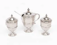 Pfeffer-, Salz- und Senfschälchen, London, 1895, Sterling, ein Löffelchen, zus. ca. 214 g