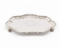 Salver, Londres, 1899, argent sterling, forme à sept lobes avec bord profilé sur trois pieds en volute, le miroir avec cartouche gravé, ø 20 cm, env. 439 g