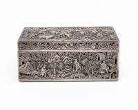 Silberdose, China, um 1900, rechteckiger Korpus mit reich getriebenen und durchbrochenem Dekor mit bäuerlichen Alltagsszenen, ca. 15 x 8 cm, ca. 502 g