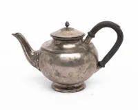 Чайник в стиле классицизма, Иоганн Георге Хоссауэр (1794 - 1874), Берлин, ок. 1830 - 1835, форма ампир, 12 лот, клеймо HOSSAUER, берлинский медведь, клеймо пробирного мастера A для Андреака, работал 1819 - 1842, на крышке дополнительное внутреннее клеймо мастерской FW,...