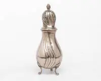 Saupoudreuse à sucre, argent 830, corps bombé ondulé sur trois pieds, col resserré, couvercle ajouré, gland avec feuilles en couronnement, env. 377 g