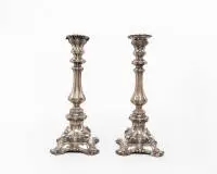 Paire de bougeoirs, argent, 13 lots, poinçonné, 18e/19e s., pied haut, base quadrilobée, pieds enroulés, fût balustre, 30 cm de haut, env. 354 g et env. 356 g, une coupelle non assortie, argent 925