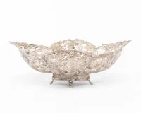 Corbeille à confiseries, argent 800, forme ovale, paroi ajourée, feuillage, petit miroir lisse, sur petit support à quatre pieds, 9 x 24 x 17 cm, env. 251 g
