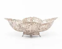 Corbeille à confiseries, argent 800, forme ovale, paroi ajourée, feuillage, petit miroir lisse, sur petit support à quatre pieds, 9 x 24 x 17 cm, env. 251 g