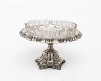 Präsentierschale, Holland 1878, Silber, punziert, Fuß mit halbplastischen floralen Motiven, auslaufend in fünf Rocaillefüßen, Schale mit godroniertem Spiegel, gewellte Fahne, passend zum Fuß, 16 cm hoch, ø 25 cm, ca. 809 g exkl. Kristallschale, Glas...