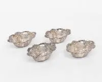 4 petits paniers/coupelles en argent, Angleterre, Birmingham, 1903, poinçon WBL, forme ovale, paroi ajourée, 3 x 10,5 x 7,5 cm, env. 105 g au total, partiellement légèrement bosselés