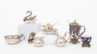 Mixed lot of silver items: small cream jug and sugar bowl, approx. 76 g; small spice container, England, approx. 36 g (with small silver-plated spoon); small bowl with inset coin, approx. 29 g; tasting bowl with handle, approx. 62 g; clasp...