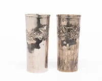 2 Becher, Silber 925, diverse Punzen, hohe schlanke Form, mit floralem Reliefdekor, 13 cm hoch, ø 5.5 cm, ca. 183 g