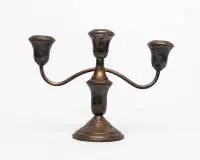 Bougeoir à trois branches, argent sterling, base ronde lestée, H. 17 cm, 424 g avec lest