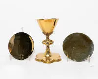Calice de messe néogothique avec deux patènes, probablement allemand ou belge, 2e moitié 19e s., probablement argent, doré, partiellement émaillé en couleur ; sur large pied à six lobes contourné avec galerie ajourée à quatre lobes ; la surface avec fin...