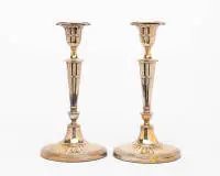 Paire de bougeoirs en argent, Londres, 1898, profil ovale, cannelures sur toute la surface, base lestée, H. 29 cm, env. 2 139 g avec lest