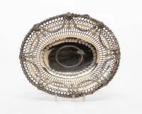 Grande corbeille ajourée classique, Londres, 1899 (?), argent 925, anse mobile, riche décor ajouré avec médaillons et guirlandes repoussées, 9,5 (27) x 37 x 30,5 cm, env. 1 145 g, petits dommages dans le treillis